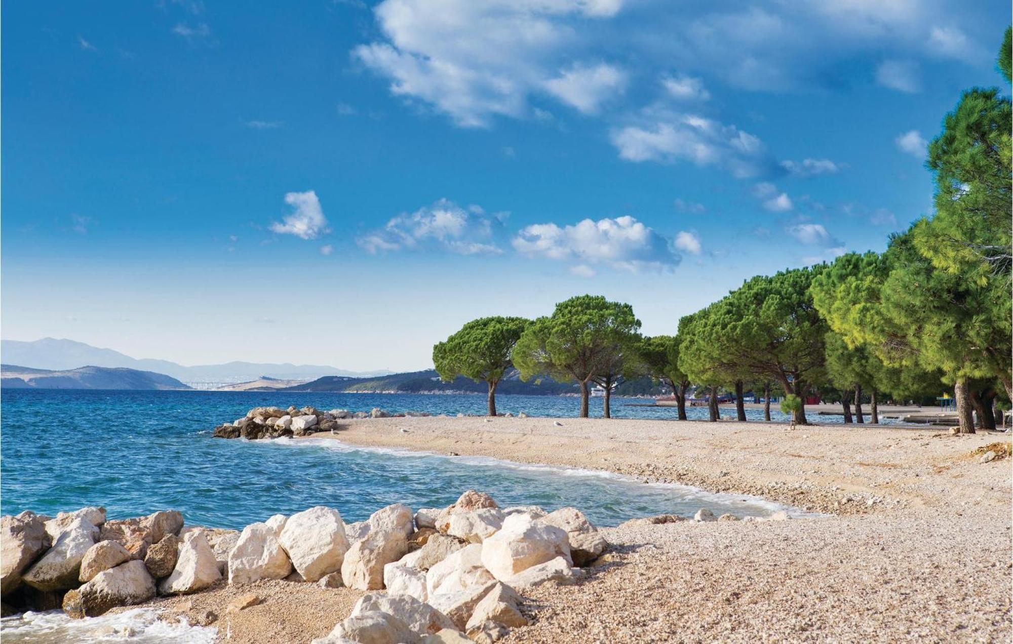 2 Bedroom Lovely Apartment In Crikvenica Bagian luar foto