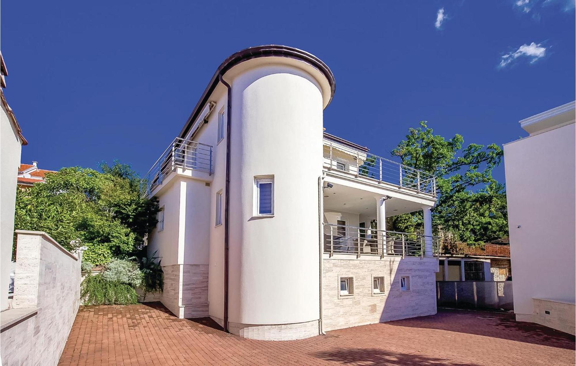 2 Bedroom Lovely Apartment In Crikvenica Bagian luar foto