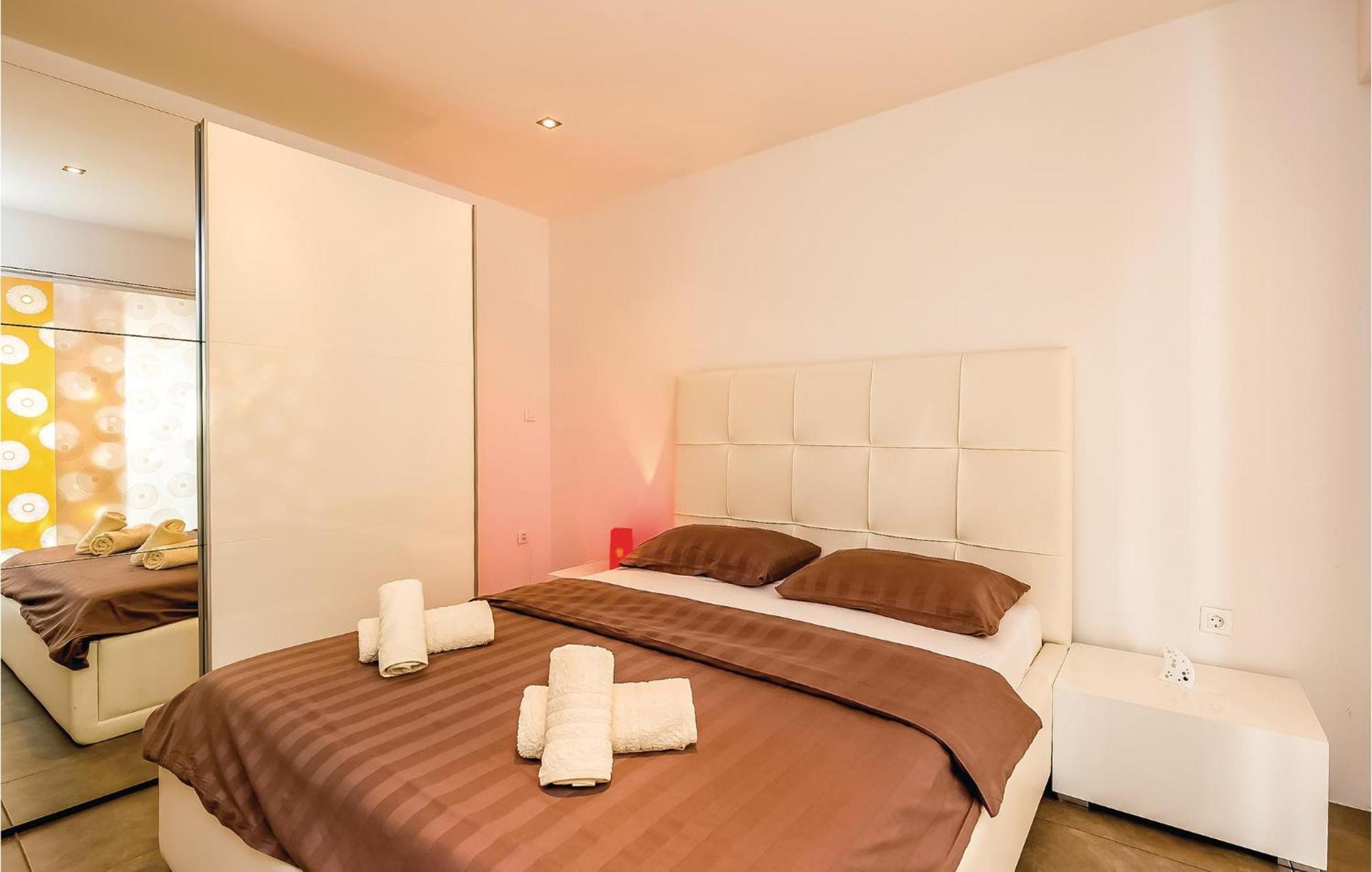2 Bedroom Lovely Apartment In Crikvenica Bagian luar foto
