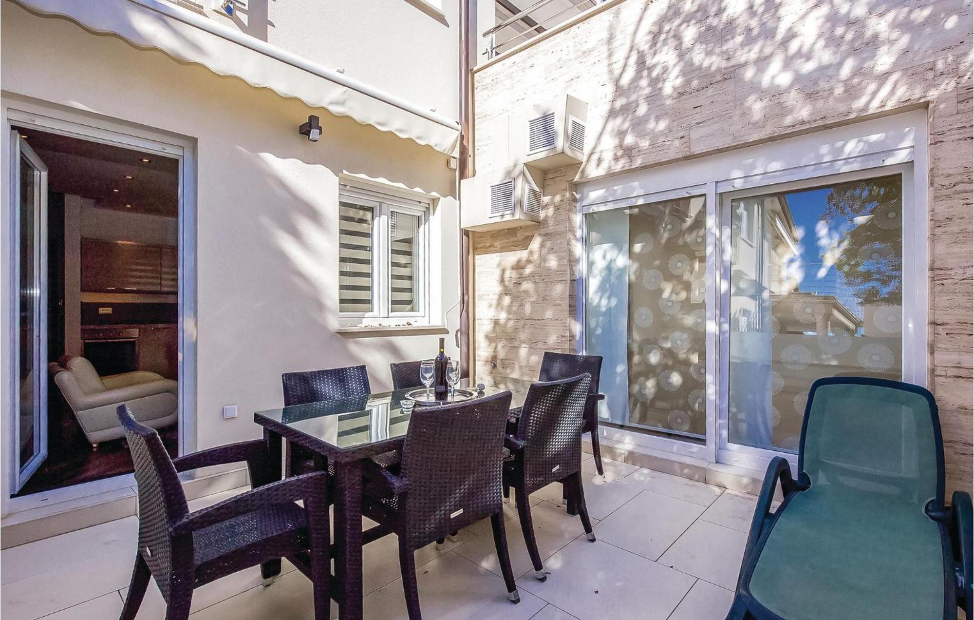 2 Bedroom Lovely Apartment In Crikvenica Bagian luar foto