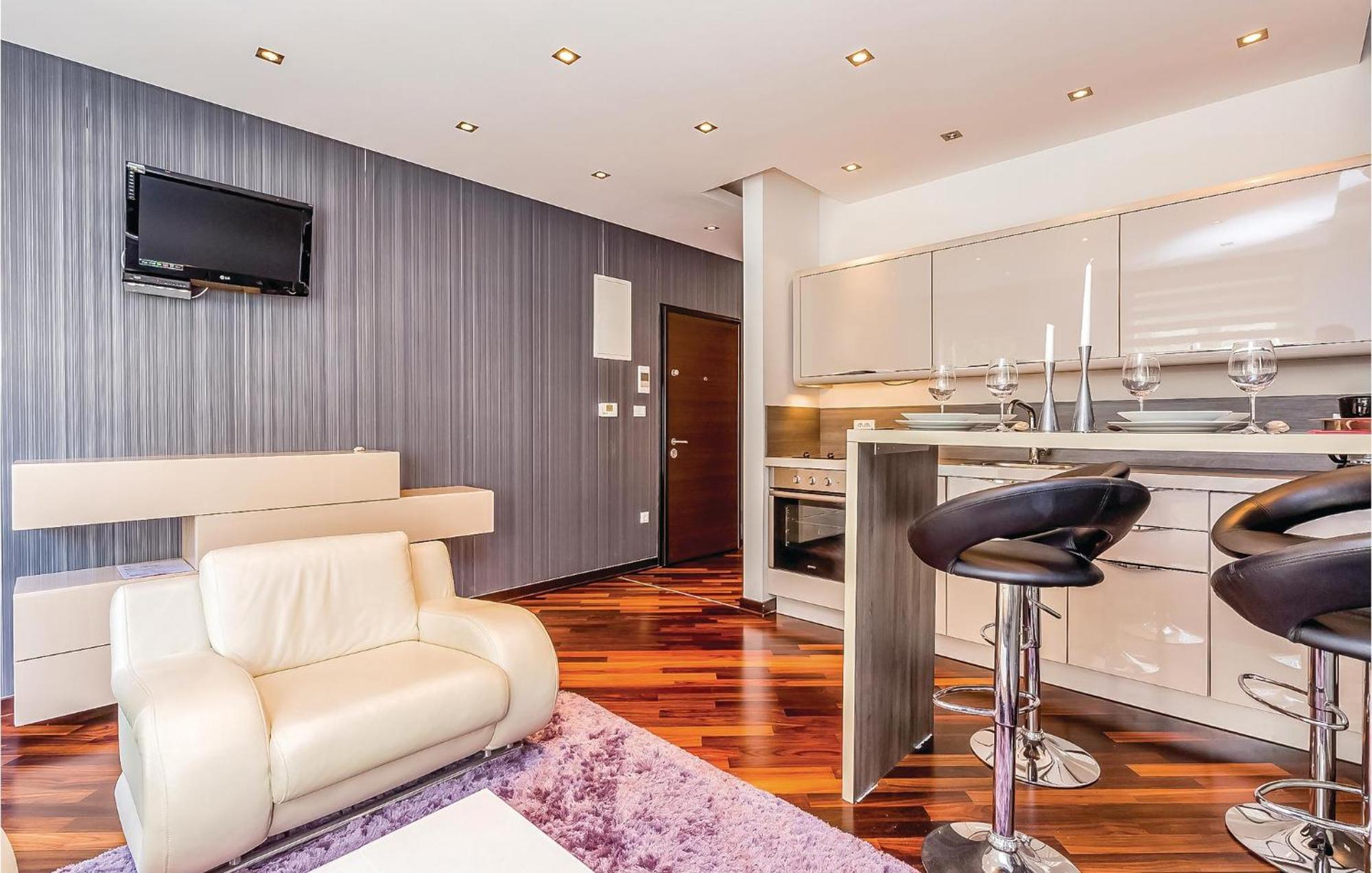 2 Bedroom Lovely Apartment In Crikvenica Bagian luar foto