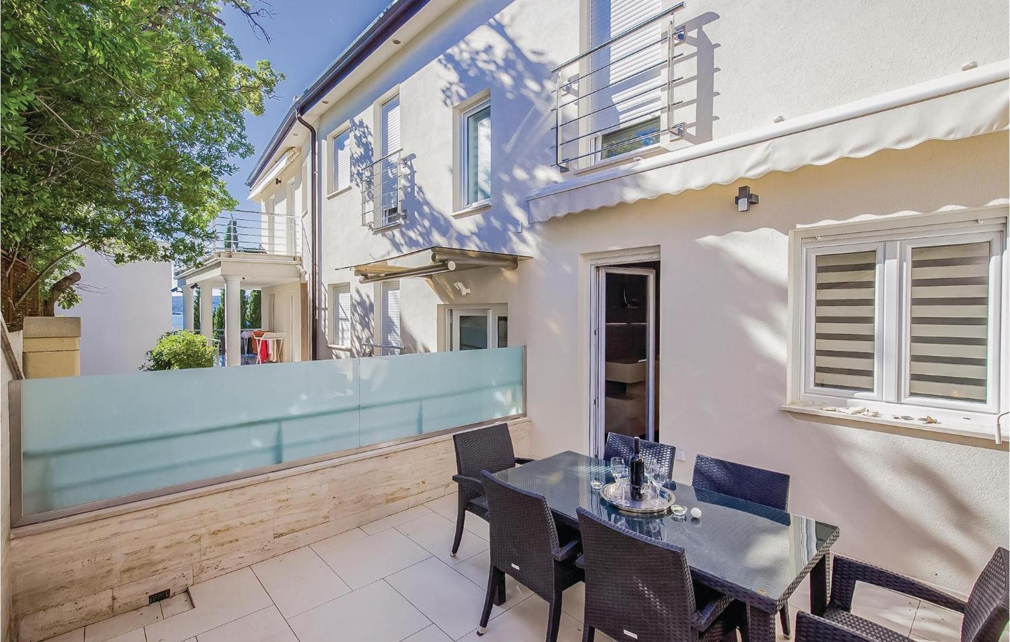 2 Bedroom Lovely Apartment In Crikvenica Bagian luar foto