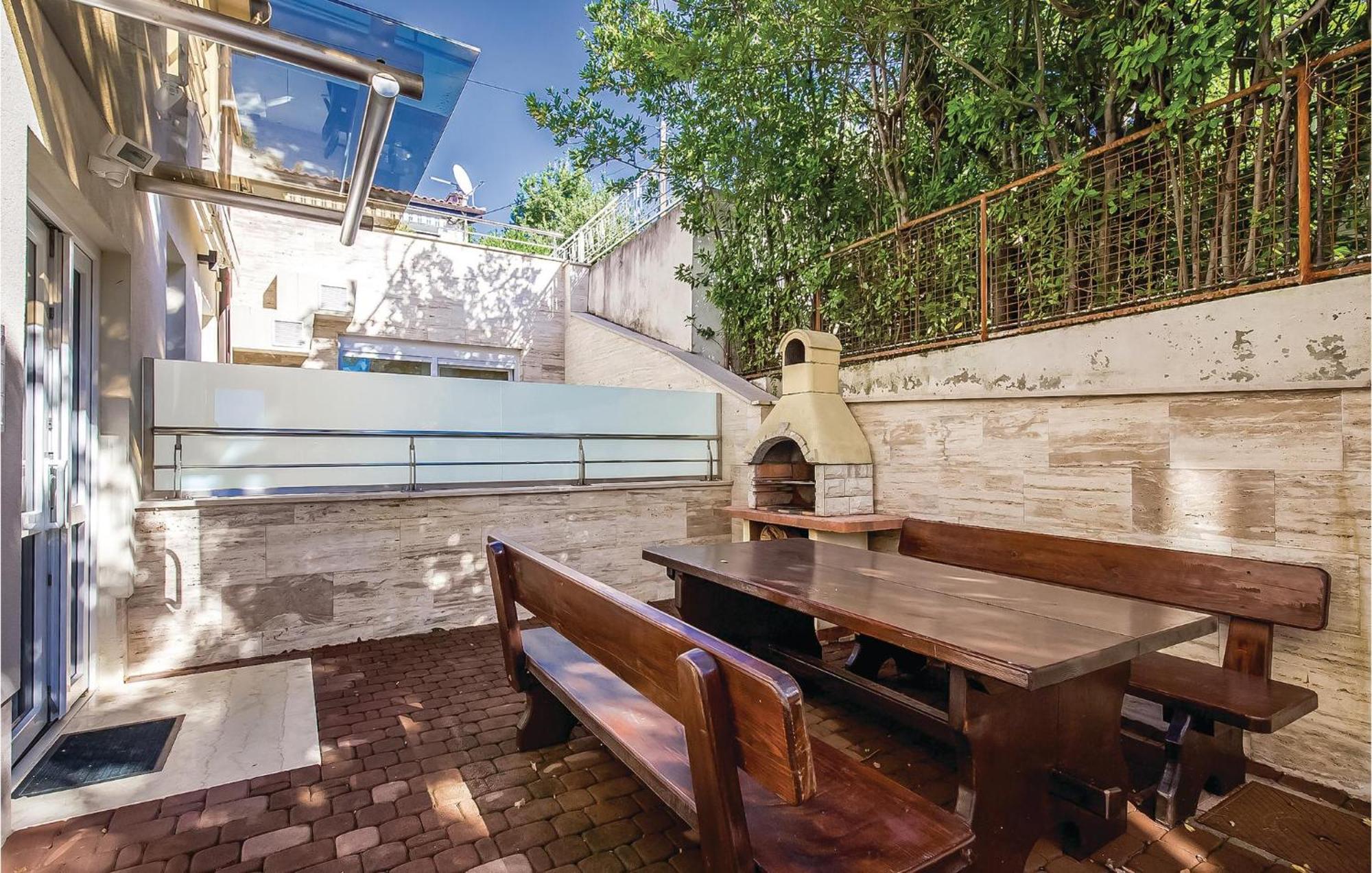 2 Bedroom Lovely Apartment In Crikvenica Bagian luar foto